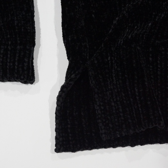 Design Lab - Black Chenille Cut-out Sweater. One Size. - Picture 7 of 10
